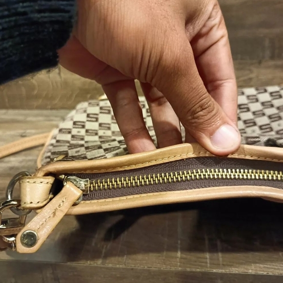 SOLD OUT 🎖🎖🎖🎖Sisley Paris Sling Bag - Picture 5 of 8